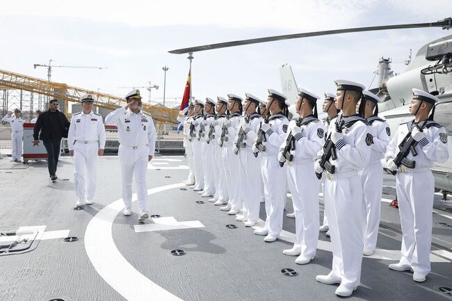 ИРНА: Командирът на иранския флот посети китайски и руски бойни кораби