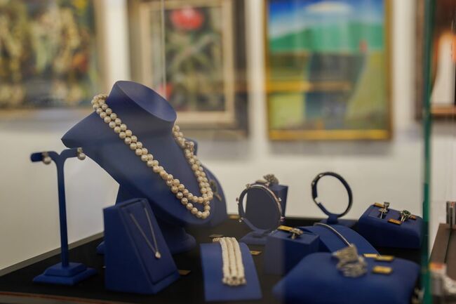 Бижута от злато и платина, украсени със скъпоценни камъни, ще бъдат показани в изложба в София