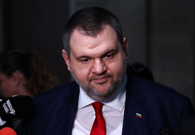 Лидерът на "ДПС-Ново начало" Делян Пеевски призова министър Иван Пешев да уволни ръководството на тотализатора заради гаф в тиража на играта "5 от 35"