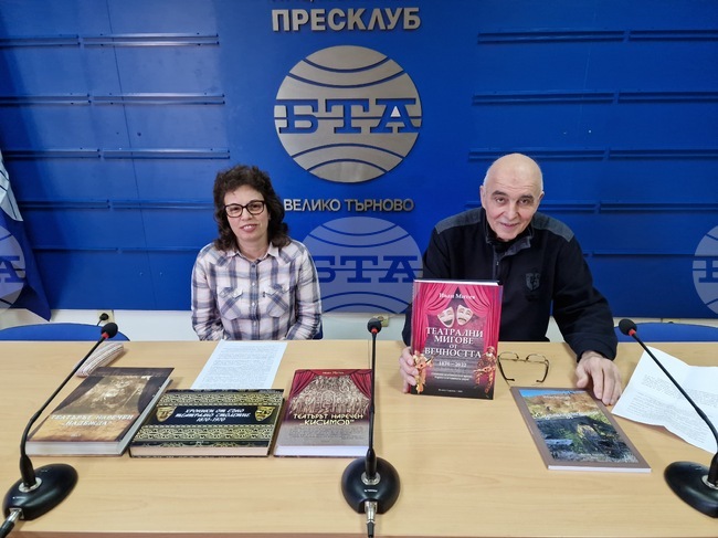 Актьорът Иван Митев представи допълненото издание на книгата си с историята на търновския театър от 1870 до 2022 година