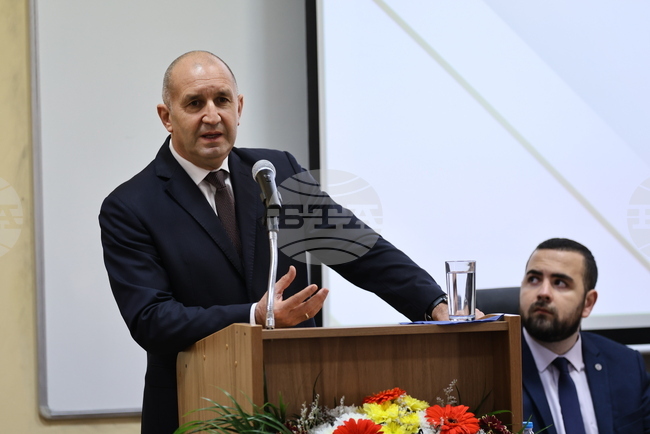 Машинното гласуване е един от начините да се върне доверието в изборите, каза президентът Румен Радев в Пловдив