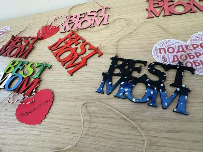 Възпитаници на училище „Св. св. Кирил и Методий” в Нидерландия правиха картички за майките си