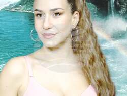 Мила Роберт посвещава песен на емигрантската съдба и сложната връзка с родината. Снимка: екип