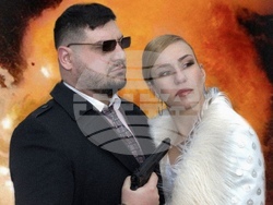 Мила Роберт посвещава песен на емигрантската съдба и сложната връзка с родината. Снимка: екип