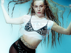 Мила Роберт посвещава песен на емигрантската съдба и сложната връзка с родината. Снимка: екип