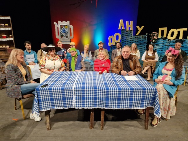 Чудомир продължава да бъде моя кауза, каза режирьорката Невена Митева преди премиерата на спектакъла "Курортът" във Великотърновския театър