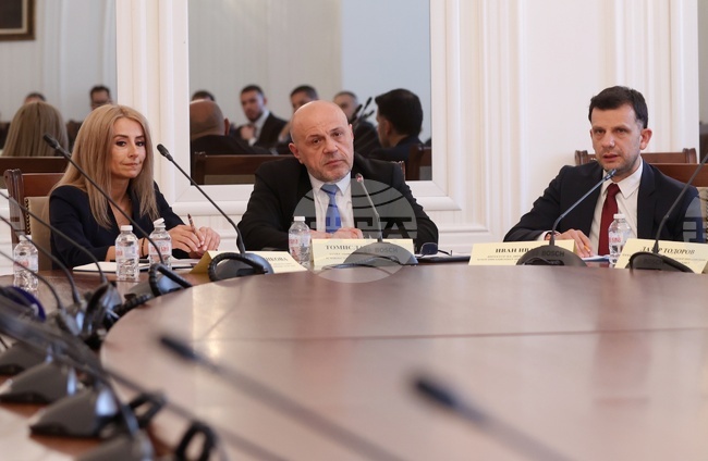 Ако едно правителство се фокусира върху оцеляването си, то няма да свърши нищо, коментира вицепремиерът Дончев стабилността на кабинета след решението на КС