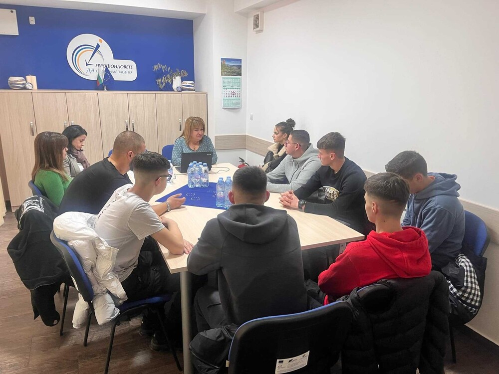 Ученици в ролята на „детективи на европейски проекти“ интервюират екипа на Областния информационен център в Смолян