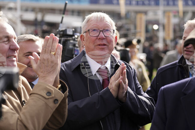 Ако Алекс Фъргюсън бе треньор днес, сигурно щяха да го вкарат в затвора, шегува се Патрис Евра
