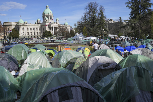 Сръбският президент помоли контрапротестиращите студенти да се върнат при родителите си за деня на големия протест на 15 март в Белград