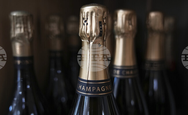 Съдържатели на луксозен бар в Милано, обвинявани в няколко престъпления, се съгласиха на извънсъдебно споразумение, включващо и шампанско