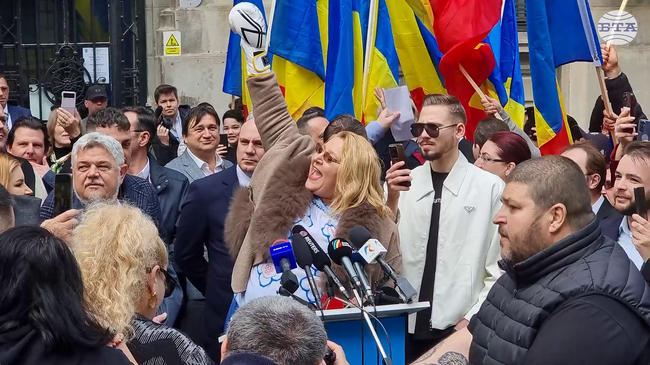 Румънската евродепутатка Диана Шошоака внесе документите си за участие в президентски избори в Румъния; тя дойде с боксови ръкавици