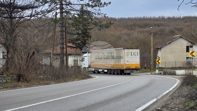 Временно движението по пътя Видин-Монтана в района на с. Скомля се осъществява в едната лента поради катастрофа
