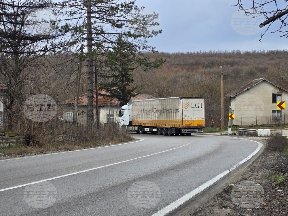 Временно движението по пътя Видин-Монтана в района на с. Скомля се осъществява в едната лента поради катастрофа