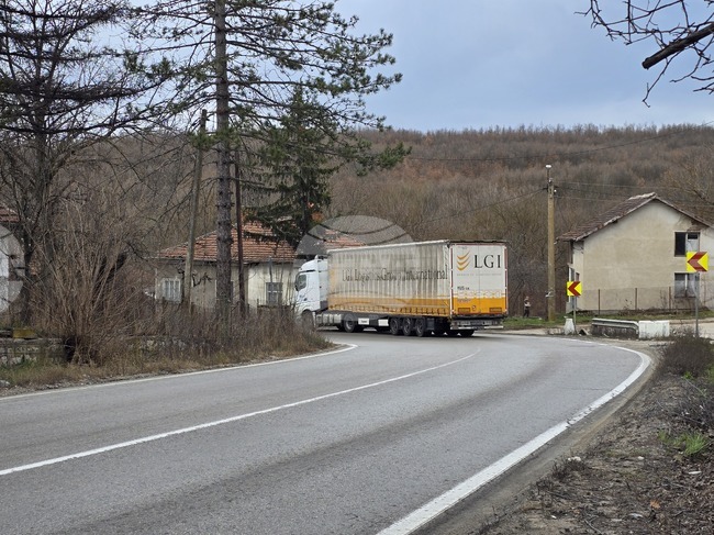 Временно движението по пътя Видин-Монтана в района на с. Скомля се осъществява в едната лента поради катастрофа