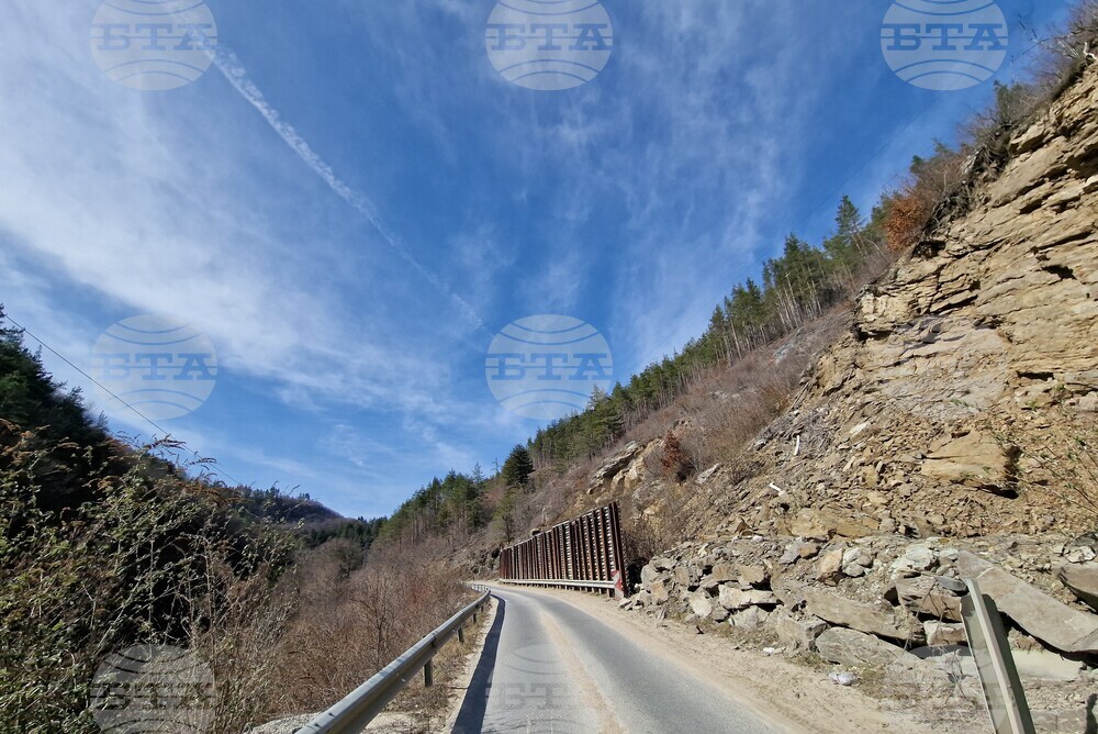 С полутунел ще укрепват свлачището на пътя Смолян – Мадан, заради което седем години движението се осъществява в едната лента