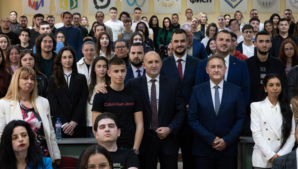 Румен Радев пред студенти: Най-големият враг на бъдещето е апатията и безразличието към обществените недъзи