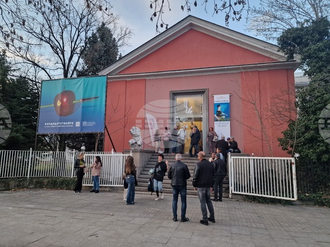 В галерия „Академия“ ще бъдат връчени наградите от конкурса за плакат на тема „Оказване на първа помощ“