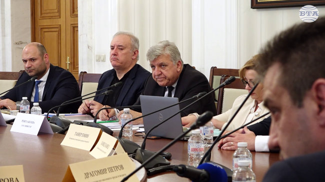 Имаме 300 незаети места в структурите - липсват хидроинженери, химици и биолози, каза министърът на околната среда и водите Манол Генов