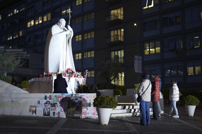 Папа Франциск прекара спокойна нощ в болница "Джемели" на 28-ия ден от хоспитализацията си