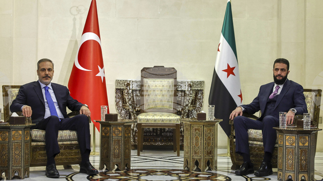 Турският външен министър обсъди регионалната и глобална ситуация с временния сирийски президент