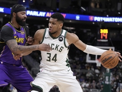 Lakers Bucks Basketball