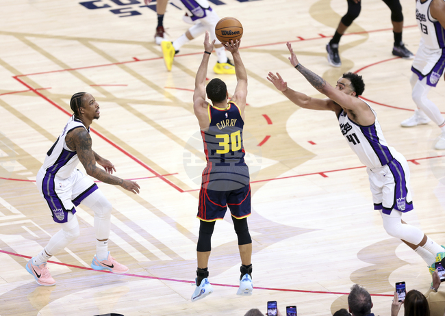 Стеф Къри наниза историческа тройка при победа на Голдън Стейт срещу Сакраменто