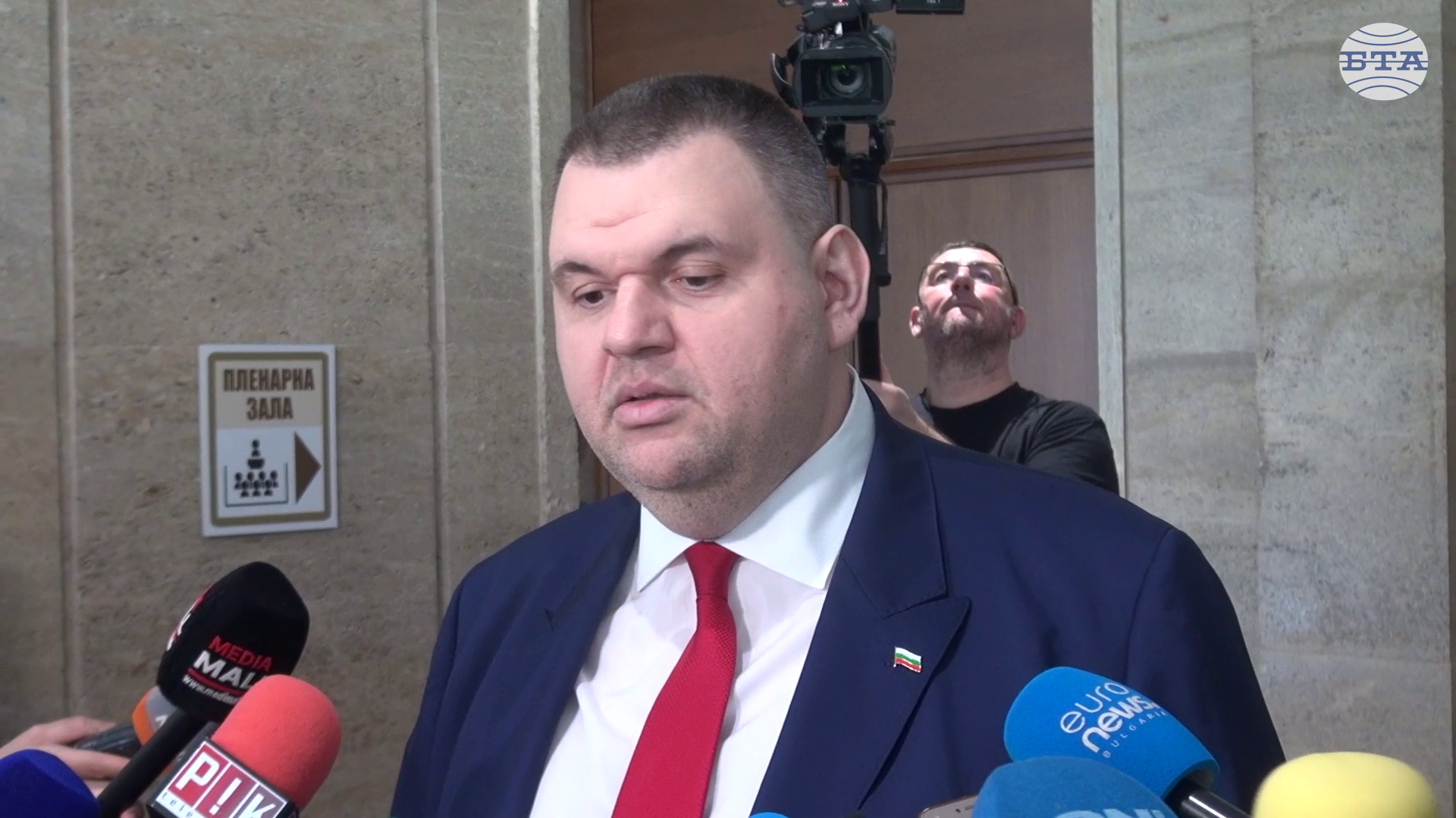 Няма да има преврати, чувствам се като човек, който ще спаси България от всички, които искат в момента да я разрушат, заяви Делян Пеевси Няма да има преврати, чувствам се като човек, който ще спаси България от всички, които искат в момента да я разрушат, заяви Делян Пеевси