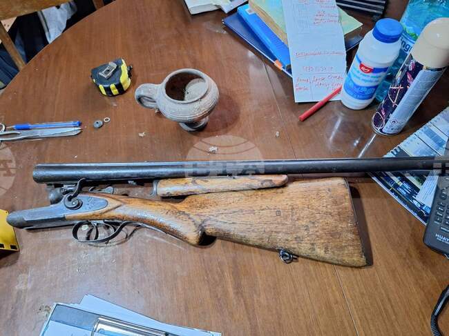 Задържан е мъж от Монтанско, в чийто дом са намерени 296 антични предмети и незаконно оръжие