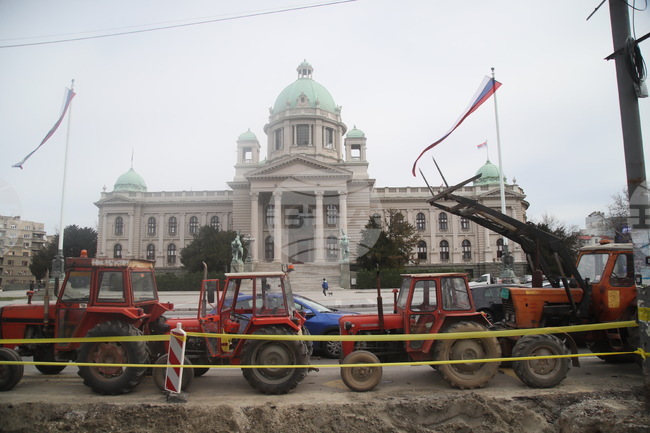 Tractors Encircle Camp of Counter-Protesting Students in Belgrade's Pioneer Park