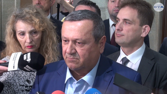 Ако някой смята, че в момента има други мнозинства, нека да излезе и да ги обясни, заяви Хасан Адемов от ПГ "Демокрация, права и свободи"-ДПС