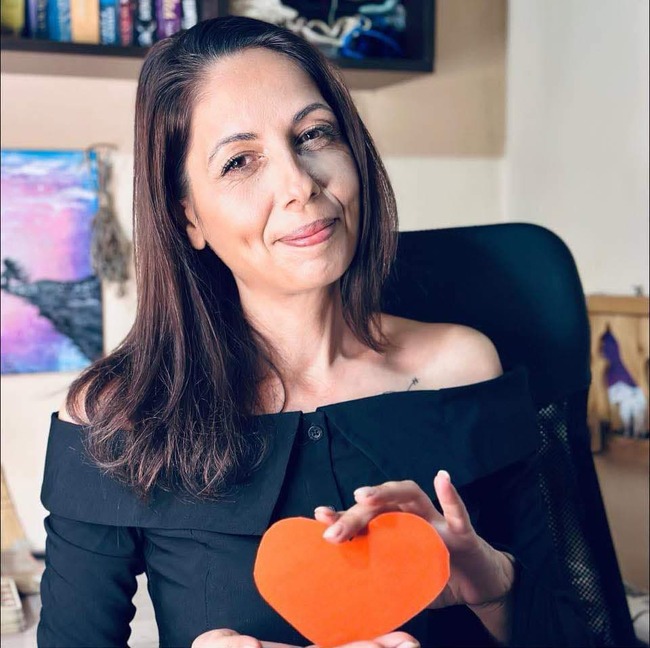 Книгата „Земемония“ разказва история за връзката между хората и природата, каза авторът Василиса Стоянова