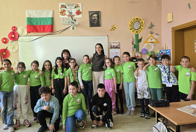 Инициативата "Музикално междучасие" на Трето основно училище "Гоце Делчев" в Петрич отбелязва своя трети рожден ден