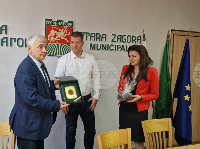 Председателят на Търговско-промишлената палата в Стара Загора Олег Стоилов получи благодарствен знак от кмета на града 
