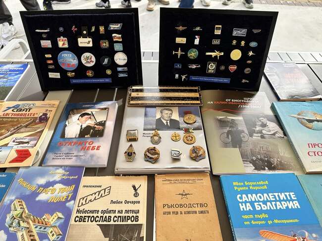 Авиомузеят в Бургас получи поредното дарение от бившия дългогодишен директор на летището в града Калин Барзов