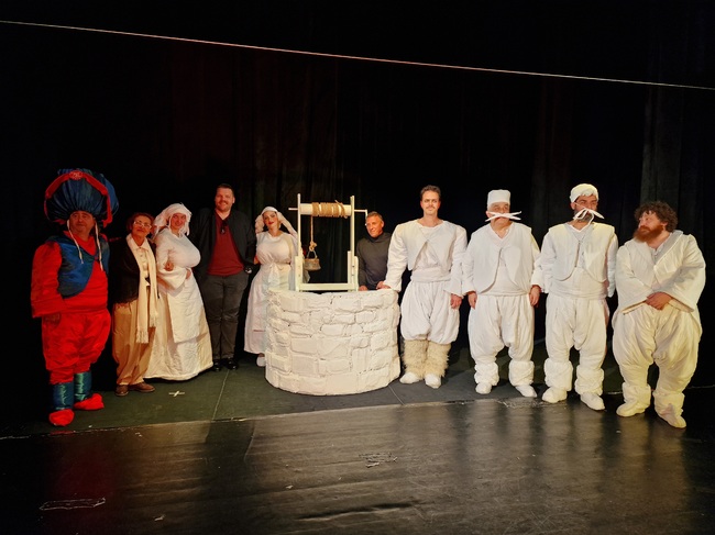 Театрално-музикалният и филхармоничен център в Разград ще представи премиерно спектакъла „Има ли смисъл да утепваме мечка?“ от Панчо Панчев