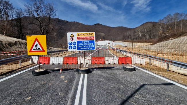 С нови заграждения и насипи ограничиха и пешеходния достъп през неработещия ГКПП „Рудозем – Ксанти“