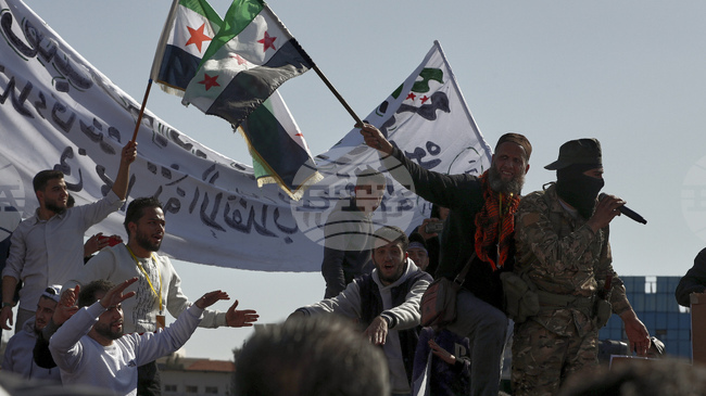 Сирийските сили за сигурност стреляха във въздуха, за да разпръснат две групи протестиращи в Латакия