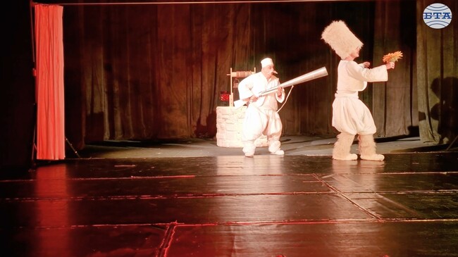 Театрално-музикалният и филхармоничен център в Разград ще представи премиерно спектакъла „Има ли смисъл да утепваме мечка?“ от Панчо Панчев