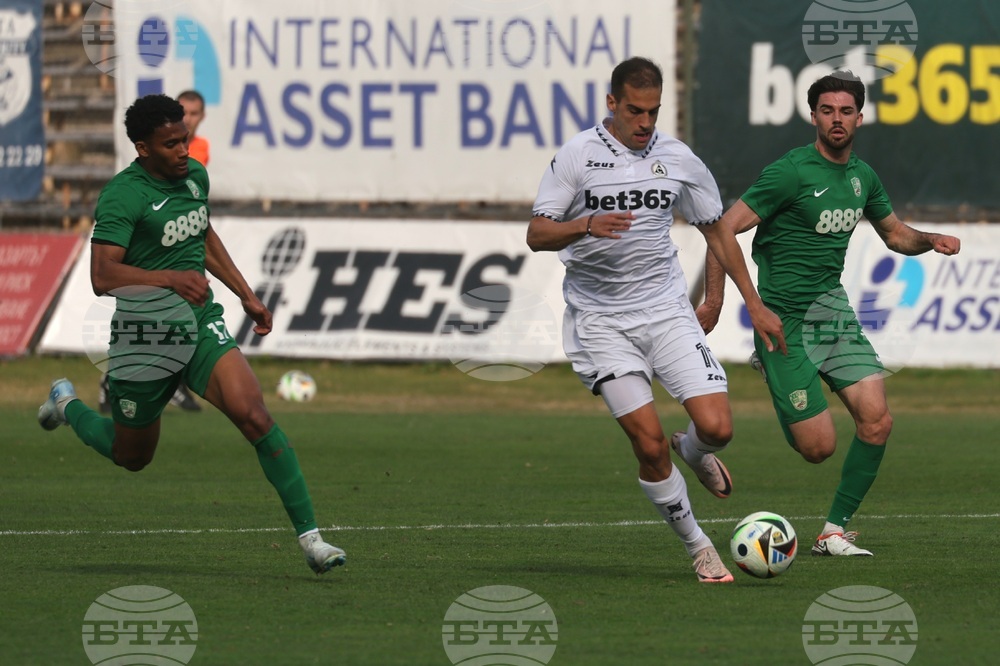 Нападателят на Славия Владимир Николов се размина с операция на устата, след като ирландски защитник го удари с ръка при единоборство