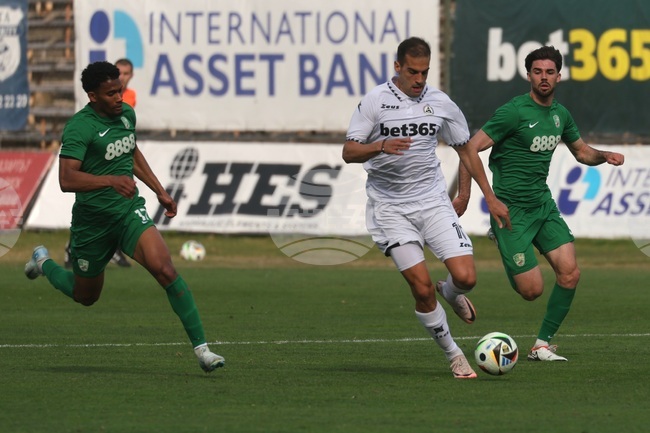 Нападателят на Славия Владимир Николов се размина с операция на устата, след като ирландски защитник го удари с ръка при единоборство