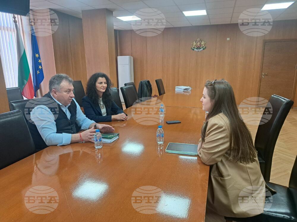 Студентка от УАСГ представи на кмета на Шумен своята визия за недовършената сграда в центъра на града