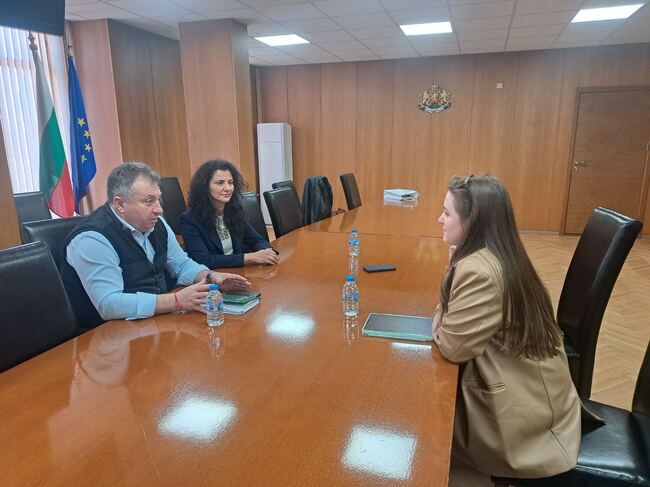 Студентка от УАСГ представи на кмета на Шумен своята визия за недовършената сграда в центъра на града