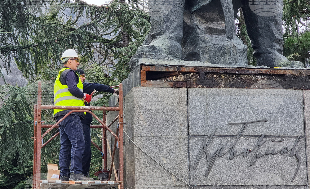 Враца - Христо Ботев - паметник - демонтаж - реставрация