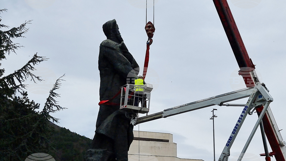 Враца - Христо Ботев - паметник - демонтаж - реставрация