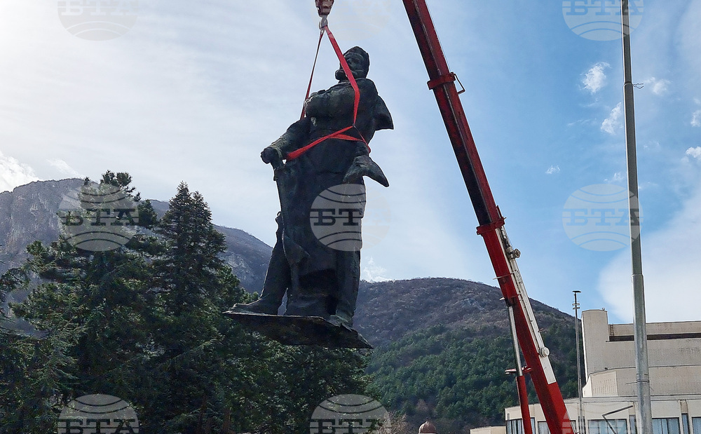 Враца - Христо Ботев - паметник - демонтаж - реставрация