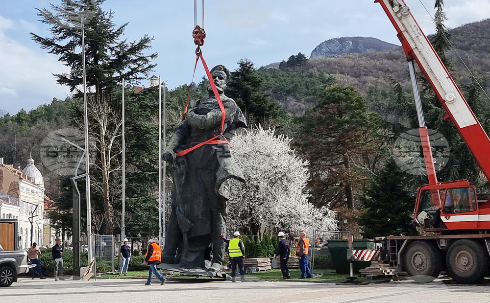 Враца - Христо Ботев - паметник - демонтаж - реставрация