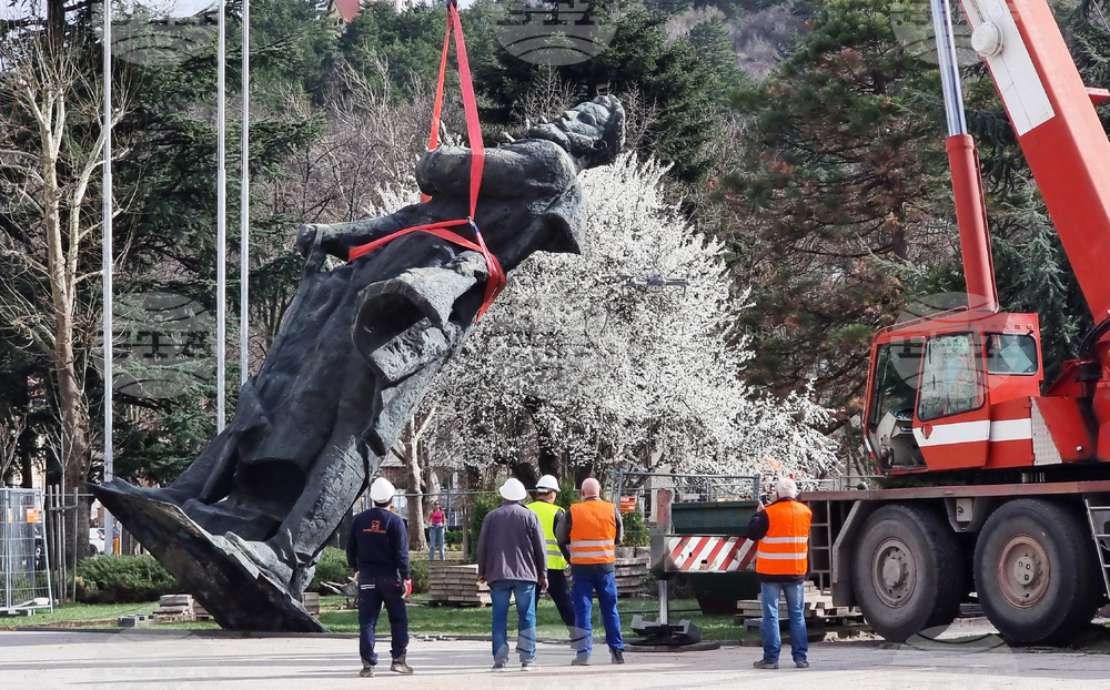 Враца - Христо Ботев - паметник - демонтаж - реставрация