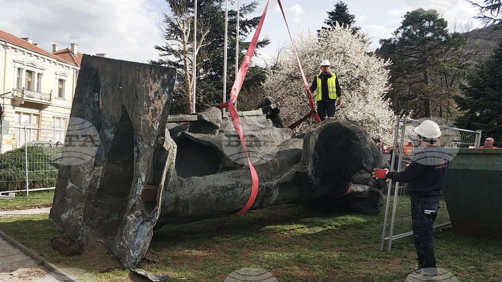 Враца - Христо Ботев - паметник - демонтаж - реставрация