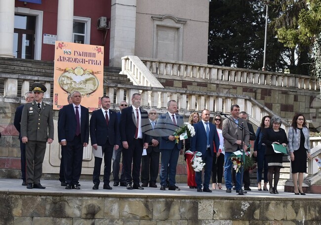 С празнични илюминации и изпълнение на самодейни формации Лясковец чества 145 години от обявяването си за град